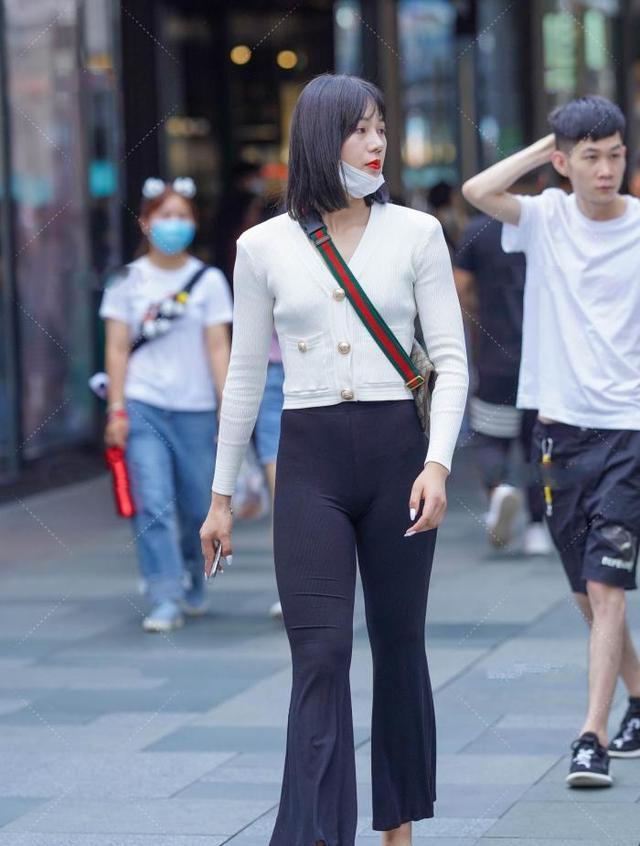 白针织上衣和黑裤子搭配简单清新时尚大气