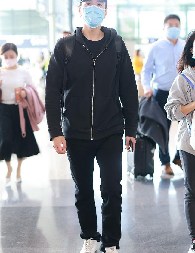 赵又廷全黑look休闲随意帅气挥手 背双肩包秀大长腿高大挺拔_高清图集