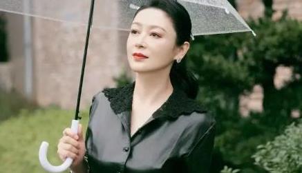 陈红51岁写真曝光，皮衣黑裙漫步雨中，老了也是“颜值天花板”