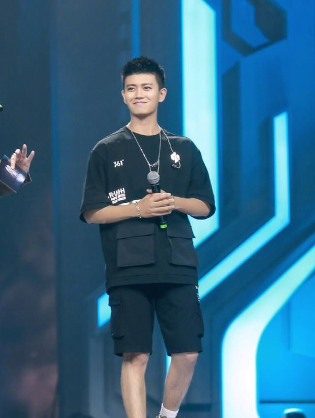 任嘉伦唱琵琶行造型如翩翩公子一身卡其色清雅脱俗