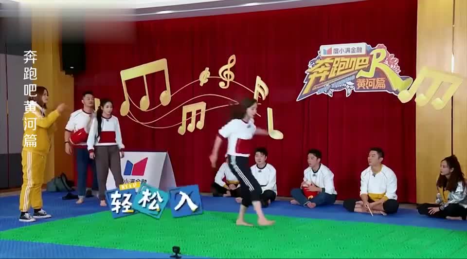 跑男:沙溢在指压板上跳绳,疼出表情包啊,坑死baby了