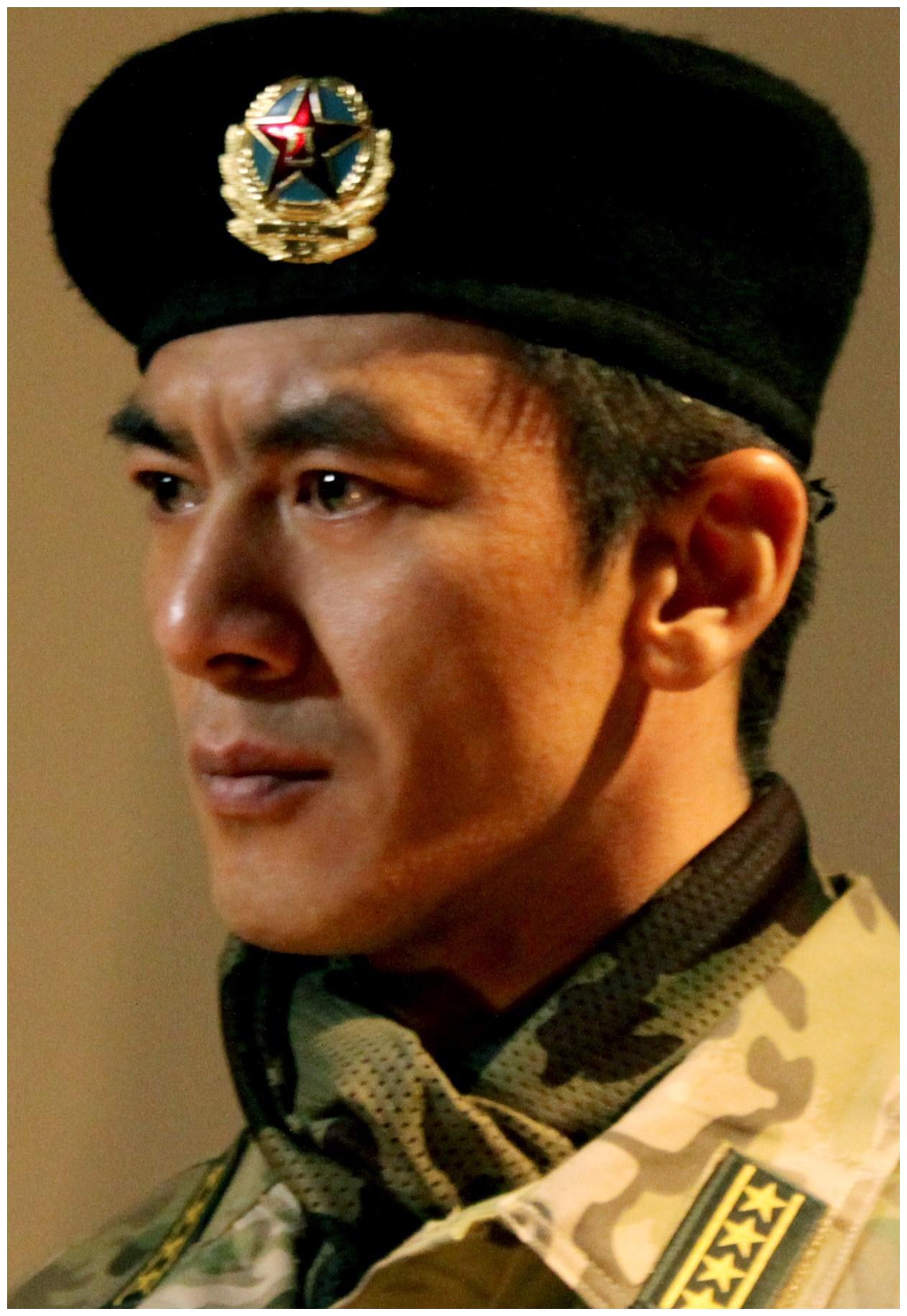 他曾是郑伊健的保镖,最穷时妻子嫁给他,如今是银幕"特种兵王"