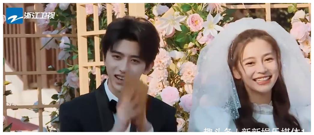 蔡徐坤和baby扮演夫妻时,谁注意到一旁的字幕?粉丝:求生欲太强