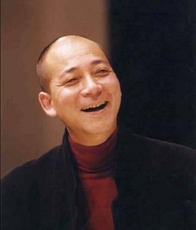 64岁演员林栋甫在街头开出租车