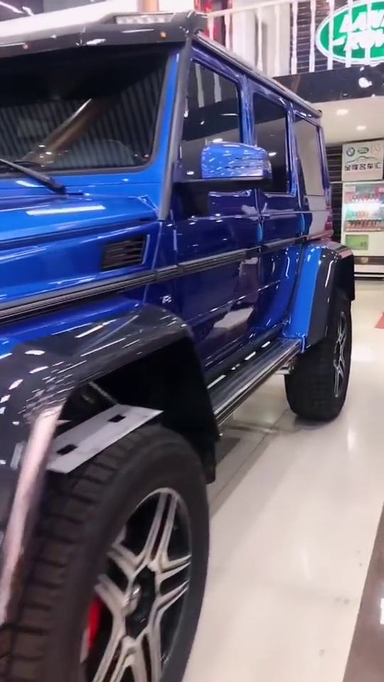 视频:看上一台蓝色的奔驰大g,与众不同的颜色才是亮点!