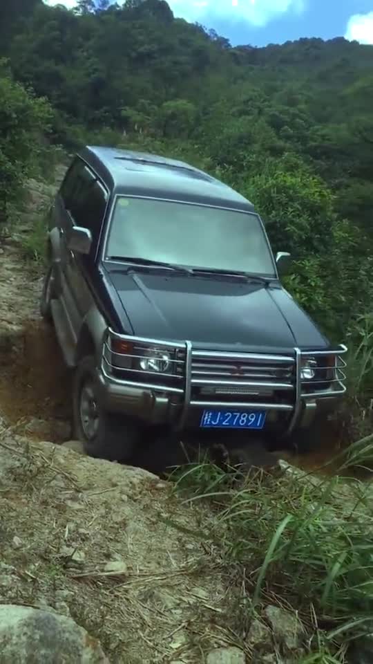 这辆三菱越野车性能真够强的,怪不得那么多人都称它为黑金刚