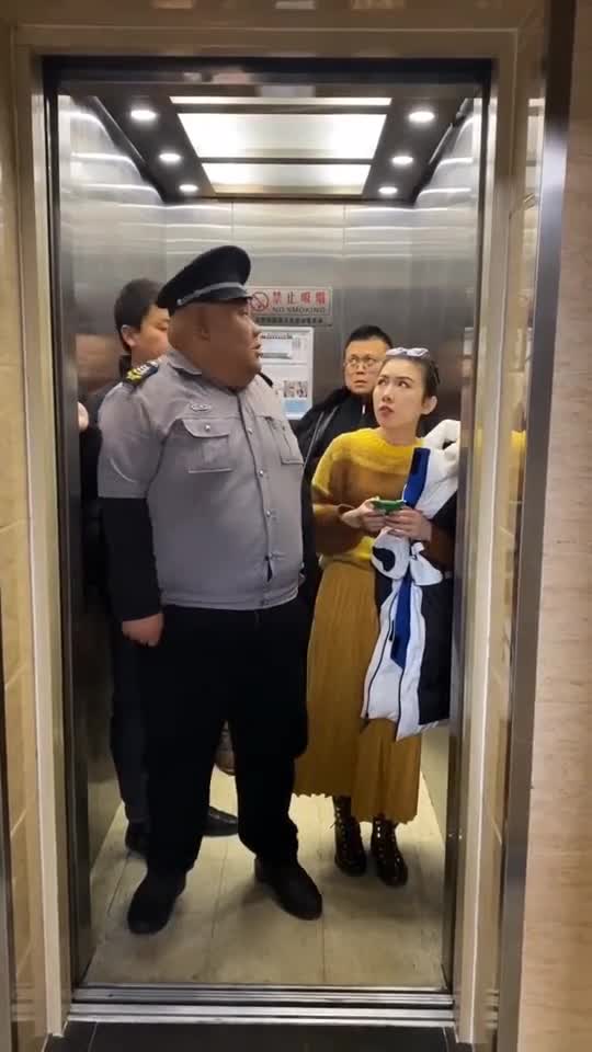 电梯超载学会这一招不用等下一班了