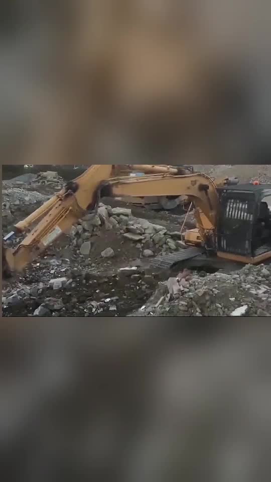 挖掘机坏了队友赶来帮忙看看如何把它弄上拖车的