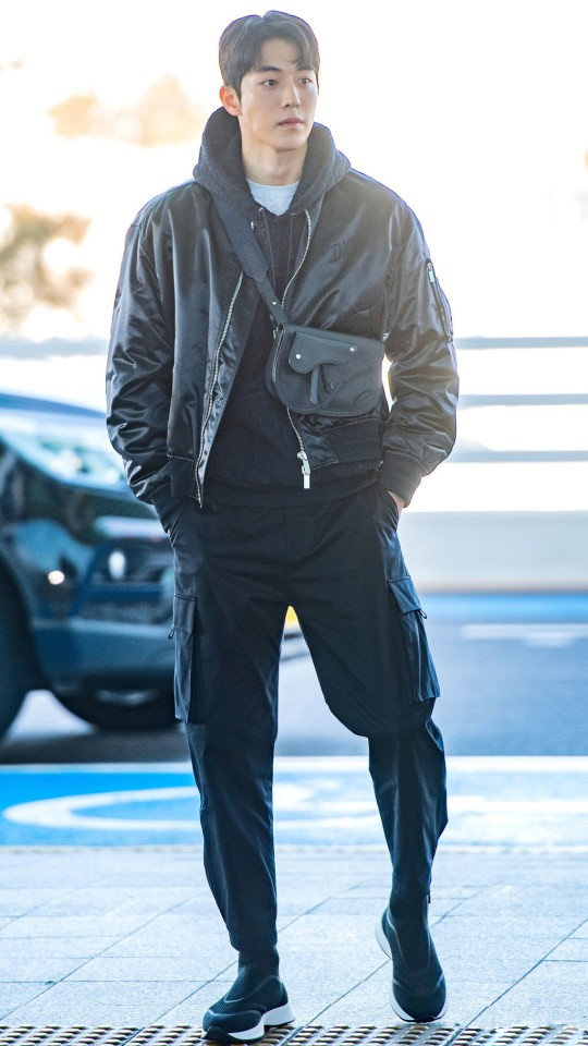 188cm南柱赫搭配一套黑色造型身材比例优越