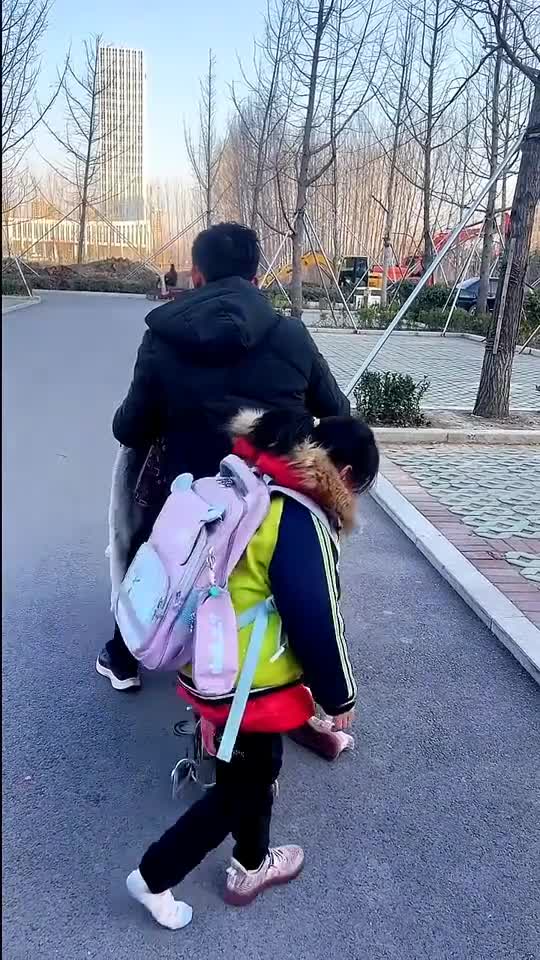 当爸爸接娃放学时和妈妈的区别网友直呼差距太大了