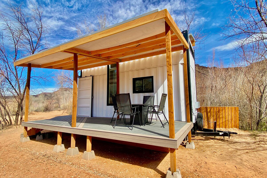 位于沙漠绿洲湖畔的集装箱度假小屋_高清图集_新浪网