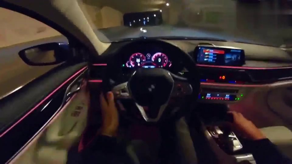 夜晚开宝马740上路,感受下它氛围灯变换的美