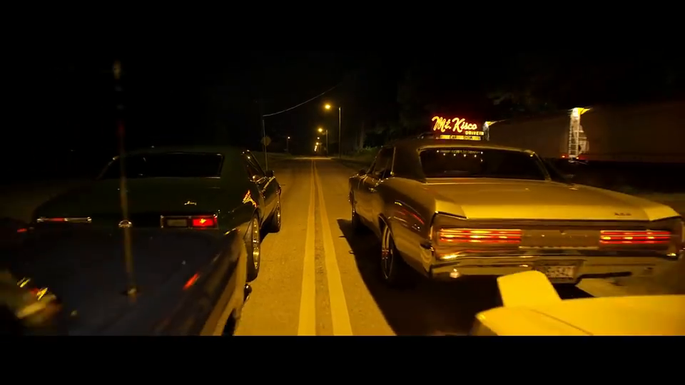 众老爷车深夜街头狂飙