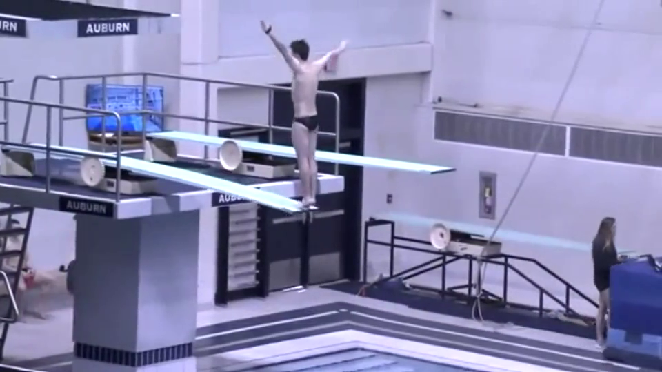 男子跳水运动员慢动作回顾,动作很完美,落水的那一刻尴尬了