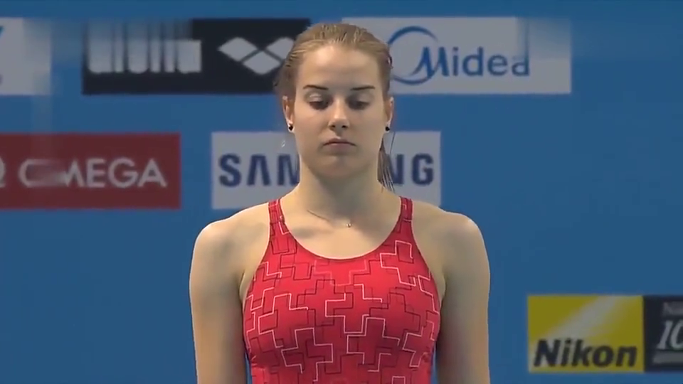 瑞士呆萌小姑娘跳水失误,分数那么低,为啥教练还很开心?