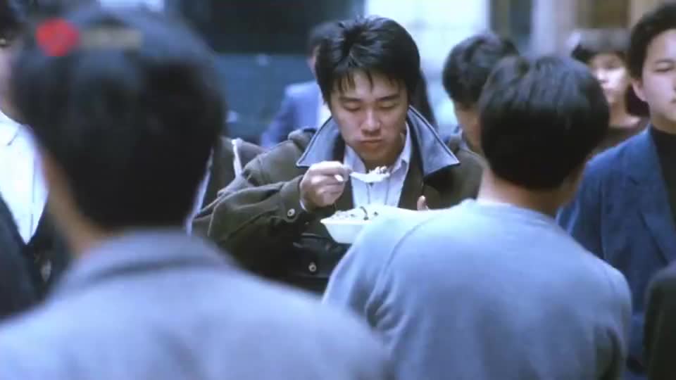 今天终于知道了,星爷经典抽烟动作是出自这里