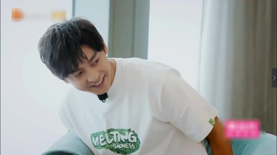 紫薇格格曝新恋情?海陆姚远相约撸串搭肩同行