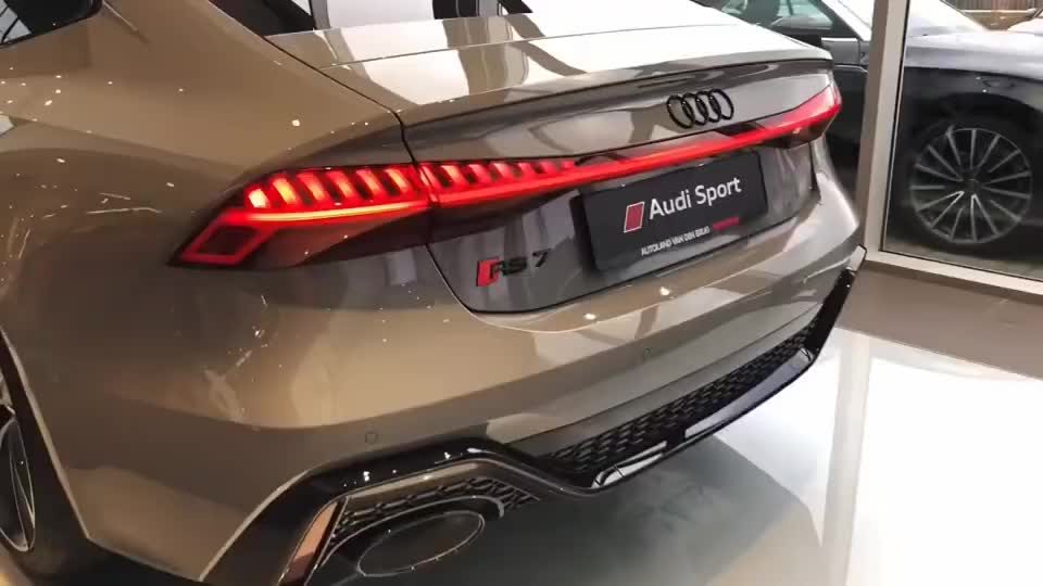 最爱奥迪之奥迪rs7的魅力,车尾灯的这个流线真的亮眼了!