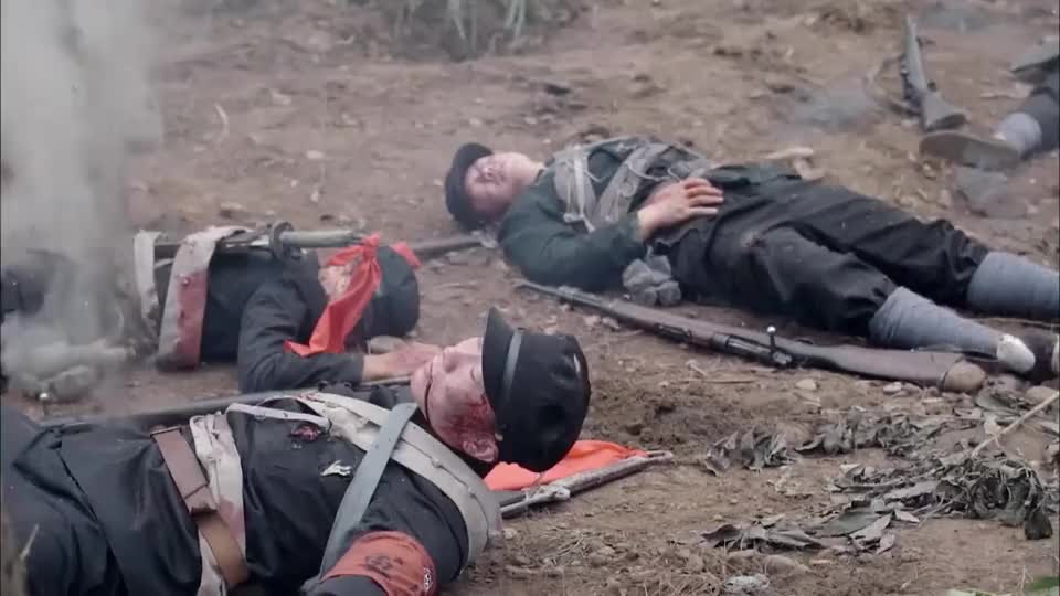 战昆仑:学生军临死前拉动弹药,与敌人同归于尽,泪目!