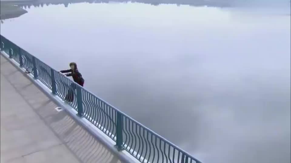 美女要跳桥,谁知路过小伙:长这么丑还跳桥,笑死人了!