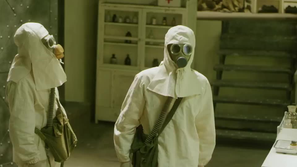 怀疑鬼子毒气弹的原料,是辣椒小伙儿被押送法场,当众枪决