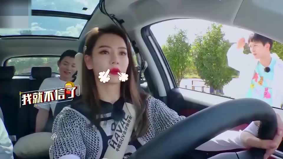 戚薇开车真是凶猛,手刹都不带放的,教练直言:戚哥猛女!