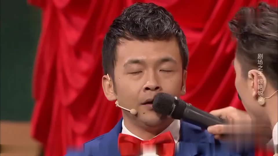 哪来的记者这么牛,话筒直接往人嘴里塞