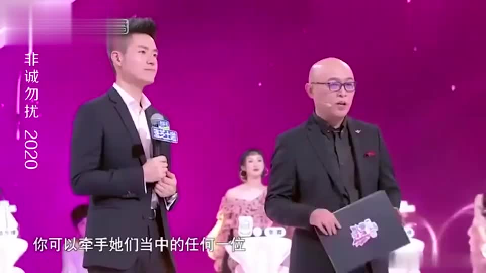 最终选择时刻,男嘉宾直直的走到虎牙美女牵手成功!现场欢呼不断