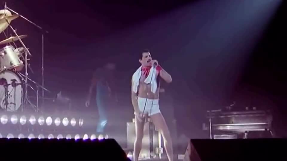 皇后乐队《wewillrockyou》,牙叔:大裤衩,红领巾,全球我最帅
