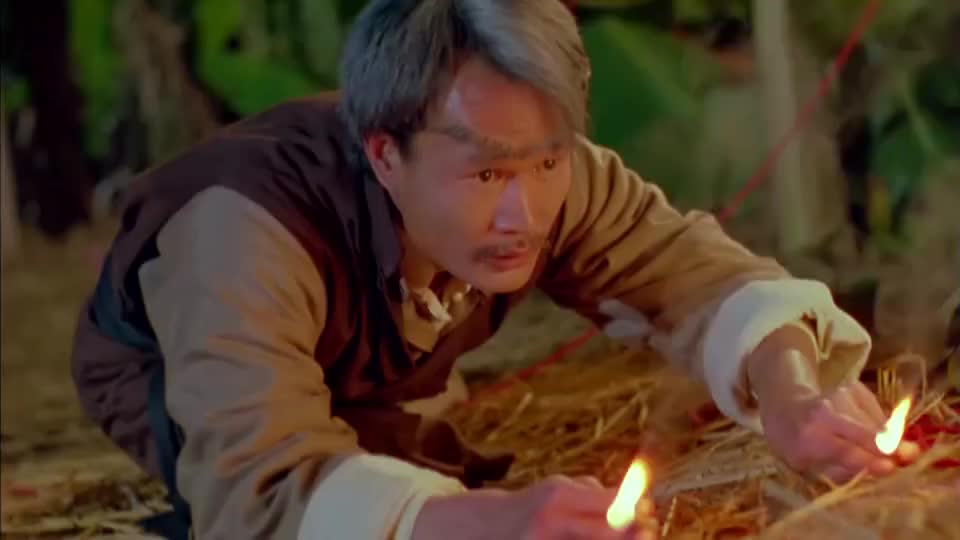 英叔大战芭蕉女鬼身手敏捷用火把女鬼烧死了