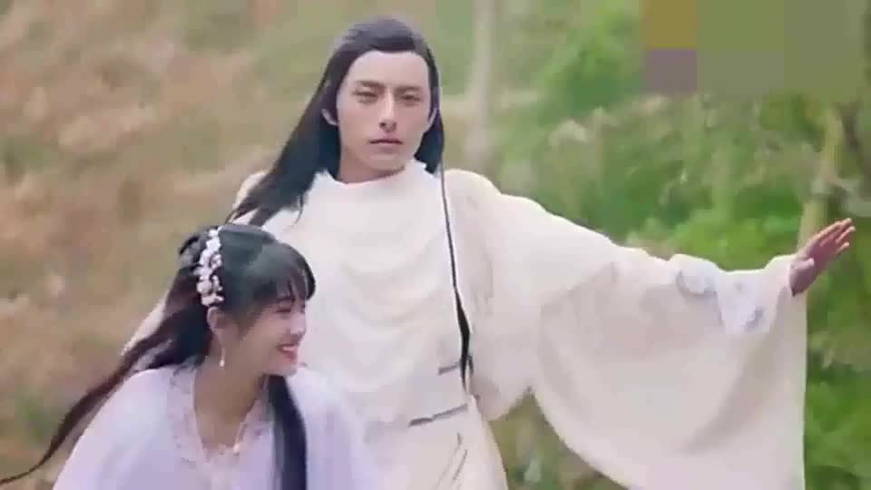 绝世千金:花应迟一袭白衣带着穿越女,不料穿越女犯花痴,真可爱