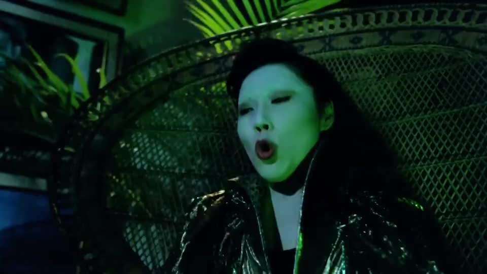 万梓良用祖传古琴大战蝙蝠精音乐一响竟然满口喷血厉害了