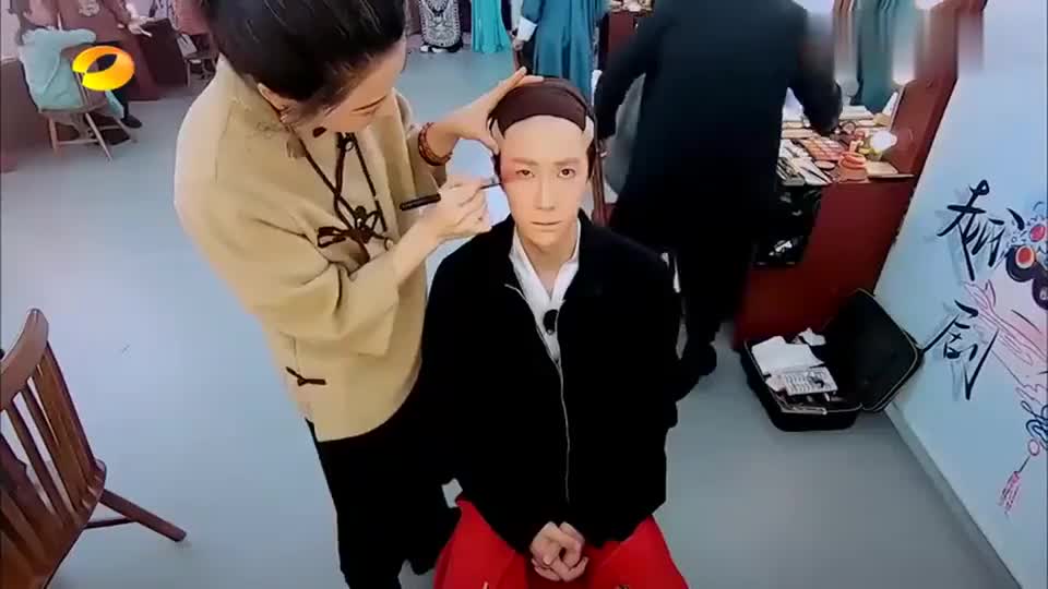 王一博的脸到底有多标致!化妆师都忍不住感叹,连侧影都不用打!