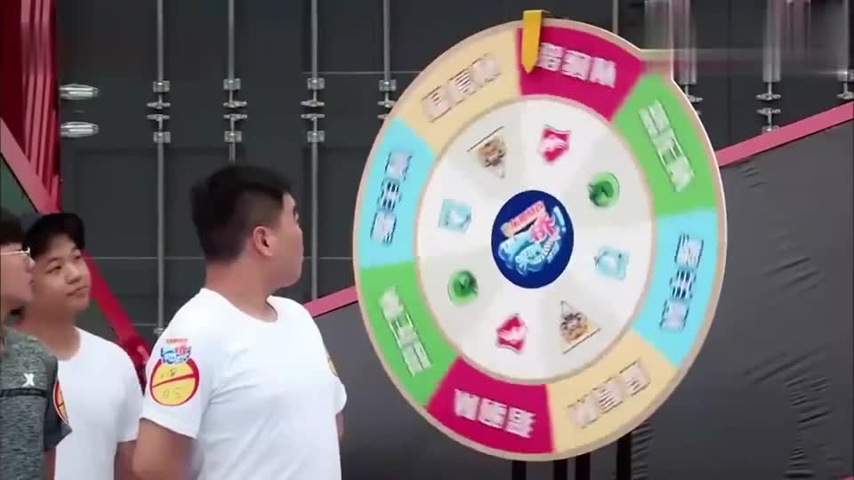 摇啊笑啊桥:小绵羊队太生猛,小姐姐不是对手,被摇下水