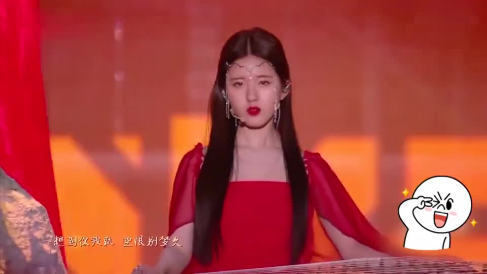 赵露思自弹自唱《芒种》,一袭红衣美翻了!