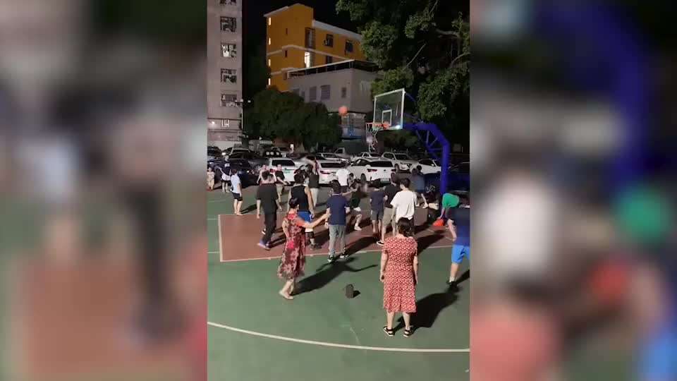 广场舞大妈霸占篮球场跳舞,被篮球反弹砸中头部,捂着头仍不离场
