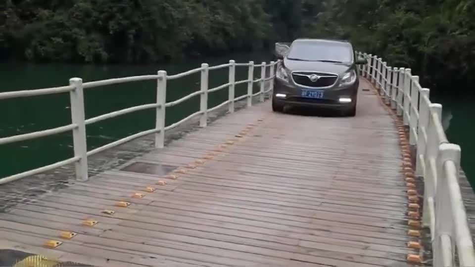 这种浮桥可以通车吗?要是对向来车怎么会车?