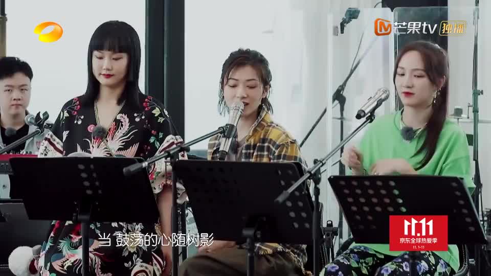 黄玲万茜合唱《跟姐去看海》,黄玲单方面吊打,不愧是专业歌手