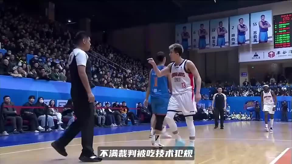 郭艾伦新赛季首秀！单节10分展示十八般武艺，不满裁判被判技犯