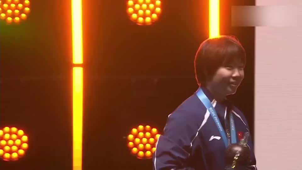 孙颖莎王曼昱蒯曼领奖台自拍