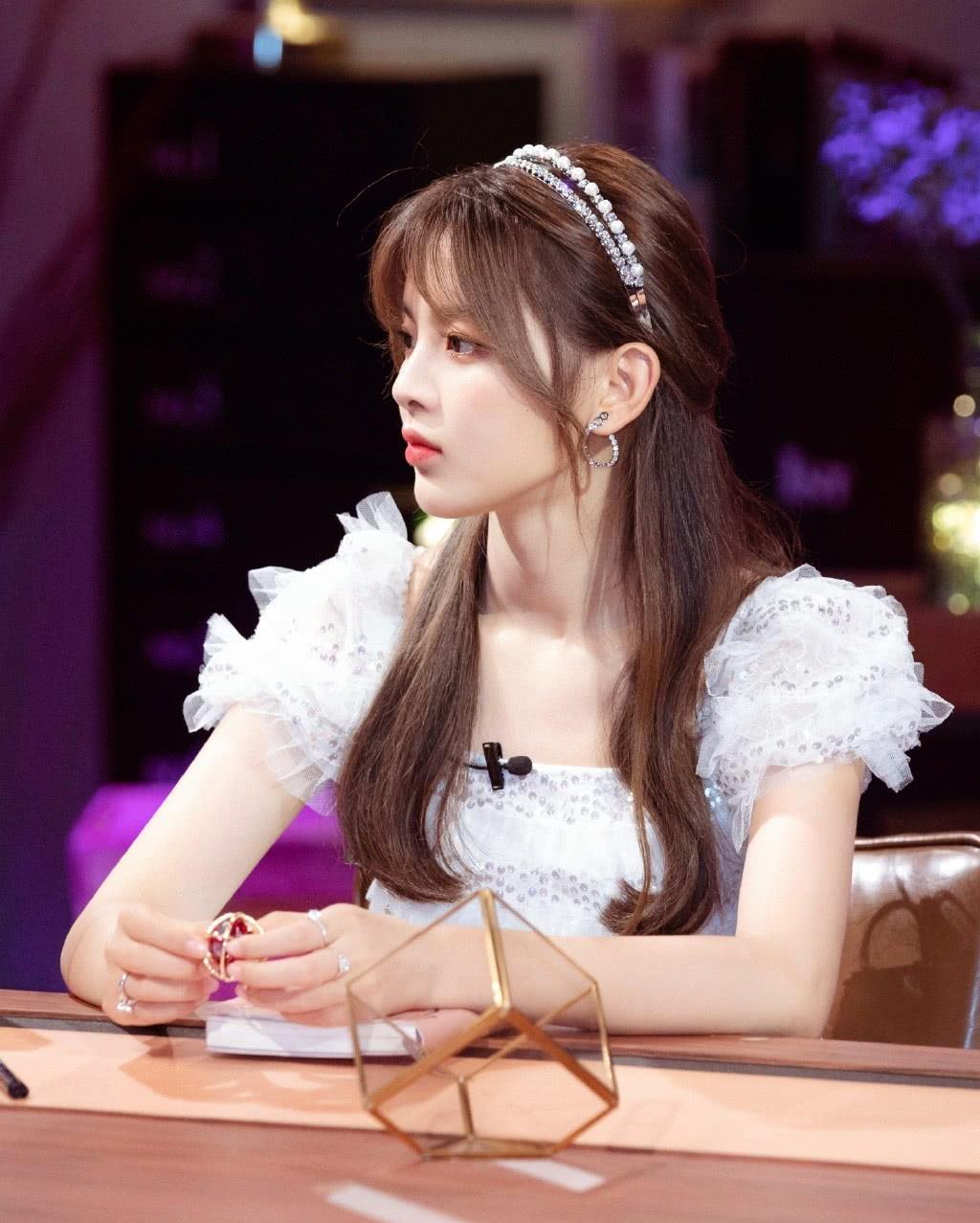 杨超越穿亮片小白裙戴珍珠发箍,秒变洋气"小仙女",侧颜美呆了