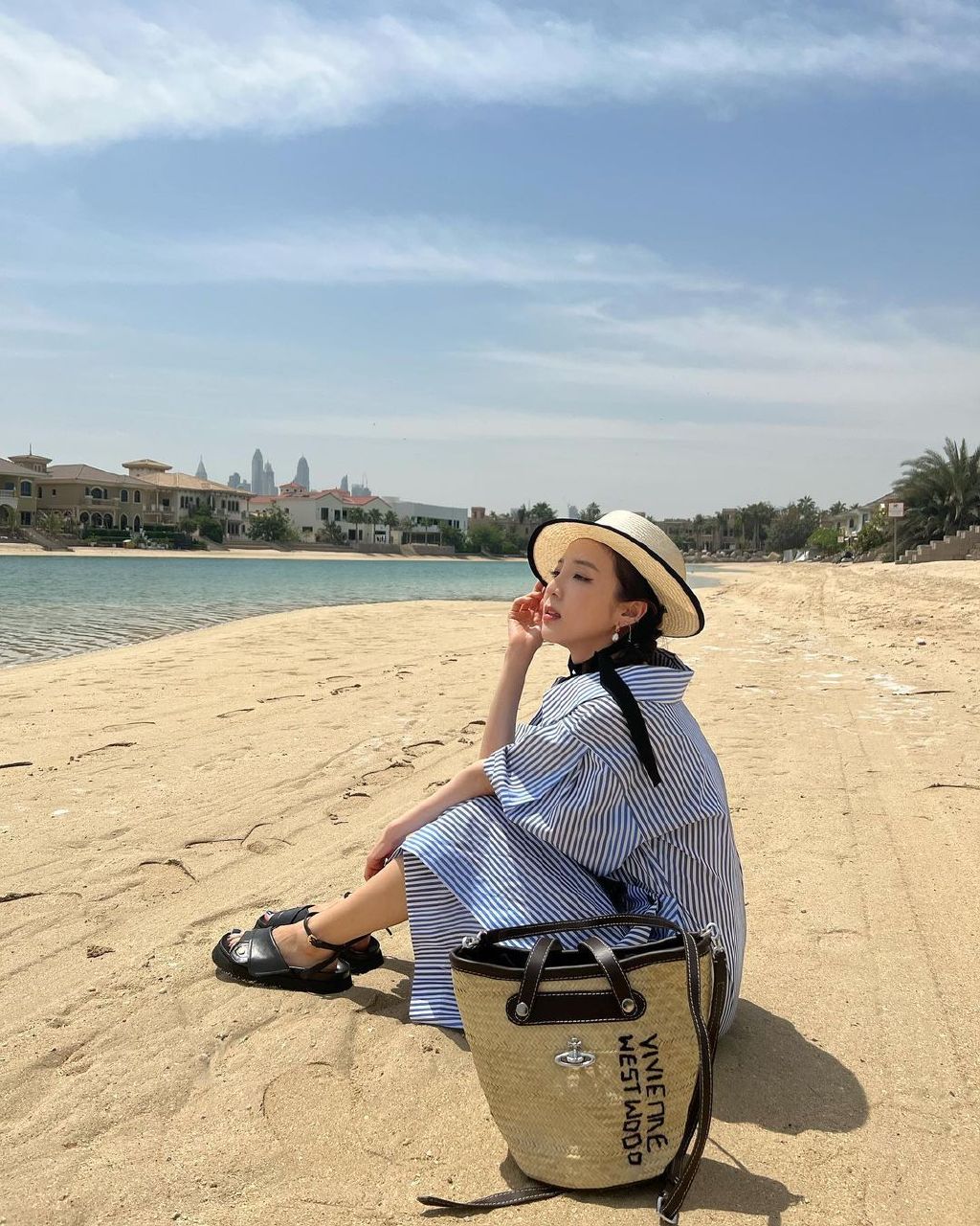 6月17日,朴山多拉在她的instagram账号上发布了几张在沙滩拍摄的照片