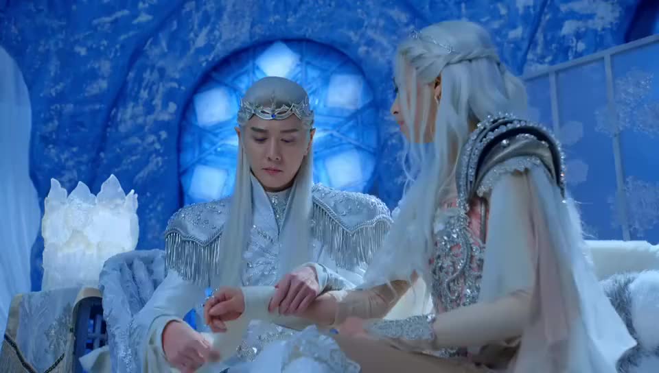 幻城冰后一撒娇冰王就拿她没辙了自己找的媳妇只能宠着呗