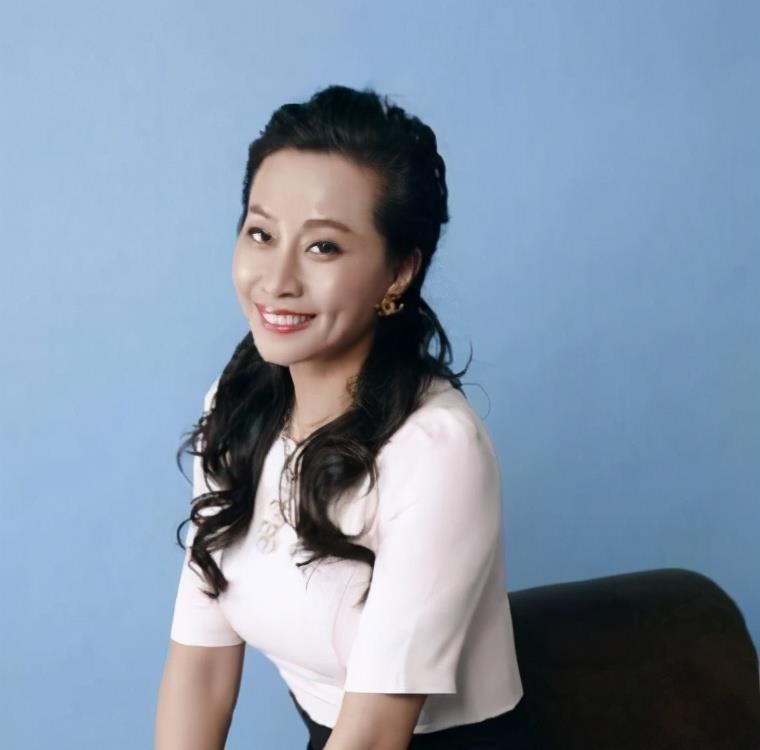 曾是春晚的常客,因丈夫病逝含泪离开舞台,二婚生女已9岁获幸福|戚慧