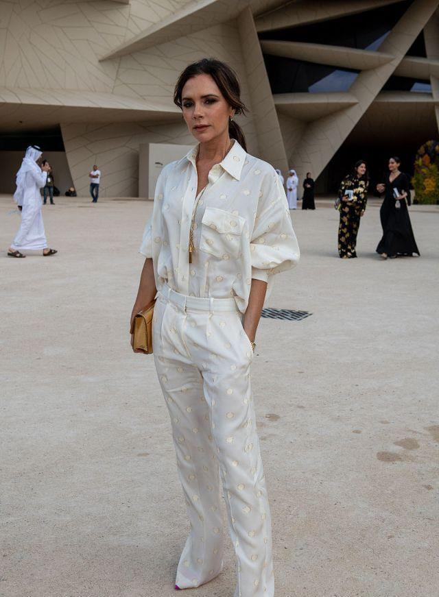 贝嫂穿搭好任性穿格纹衬衫搭秀好身材搭红色鱼嘴鞋时尚好难懂