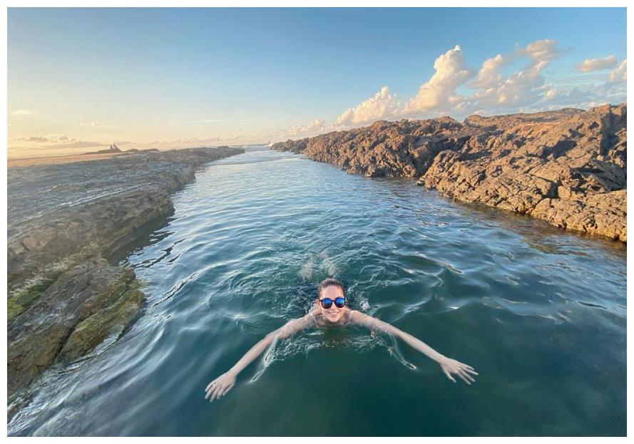 昆凌久违晒游泳美照 宛若"美人鱼"超长手臂抢镜