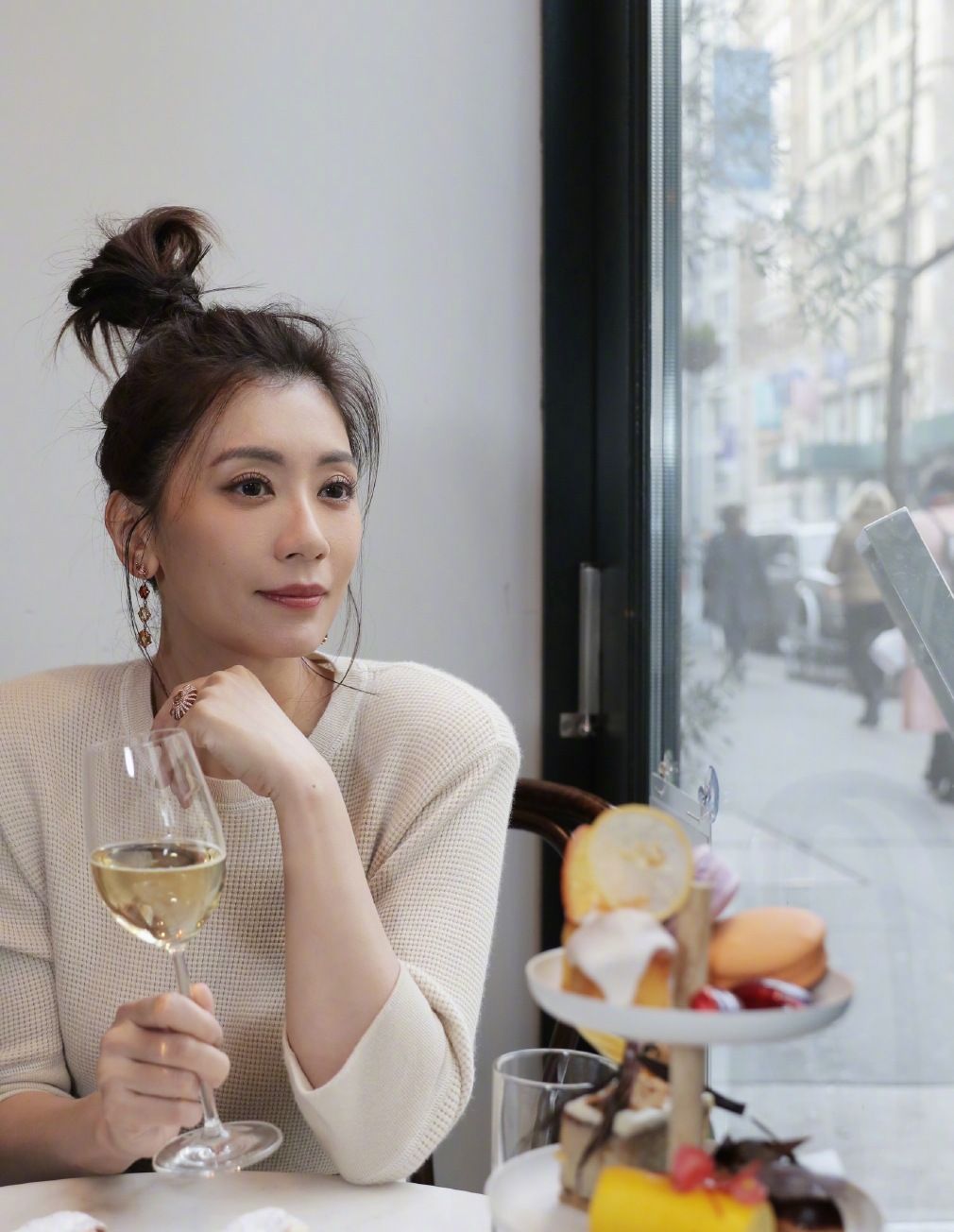 气质百变的贾静雯,笑容中的动人,眉眼间的精致,你中意她吗?