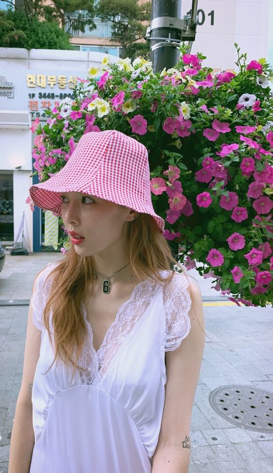 金泫雅晒美照风格甜美可爱睡裙也能穿出贵族感