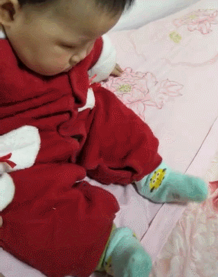 我问爸爸照片中站在他旁边的那位年轻叔叔是谁？他说那是你妈！休闲区蓝鸢梦想 - Www.slyday.coM