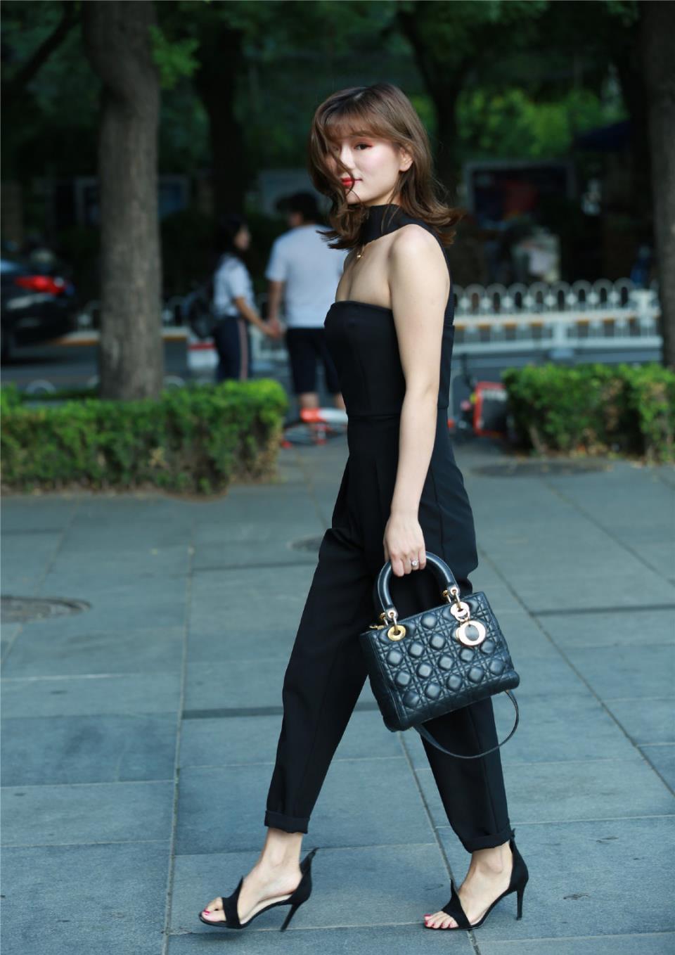 街拍:连体裤免去搭配烦恼,化繁为简才能穿得很高级